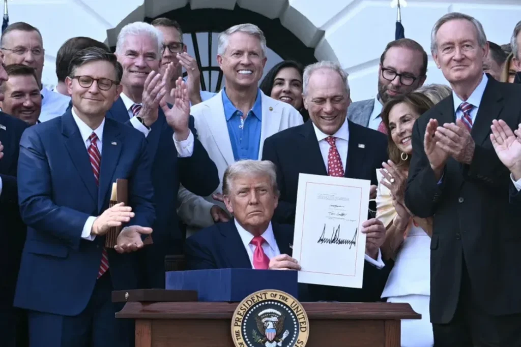 Estados demandan a Trump por norma que dificulta obtener green cards a inmigrantes